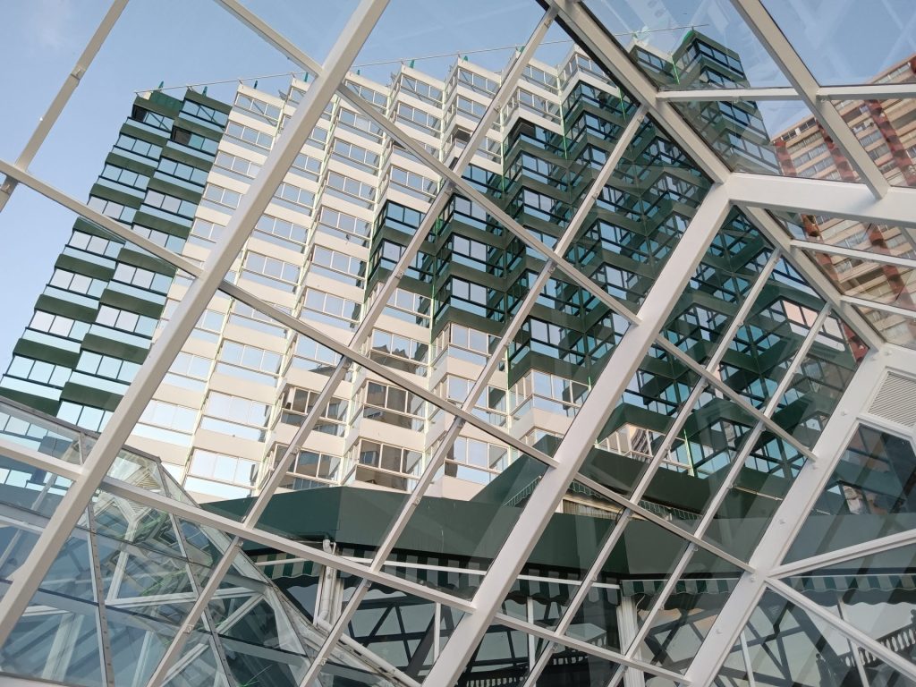 Hotel Benikaktus en Benidorm: Lujo, Vistas Inolvidables y Experiencias Únicas Frente al Mediterráneo