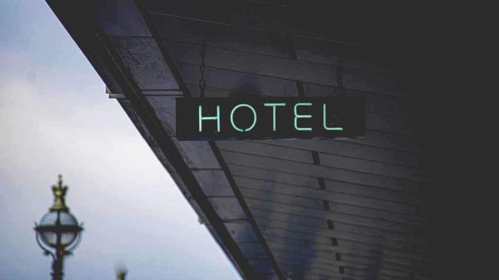 Booking se enfrenta a demanda en España por precios excesivos en los hoteles