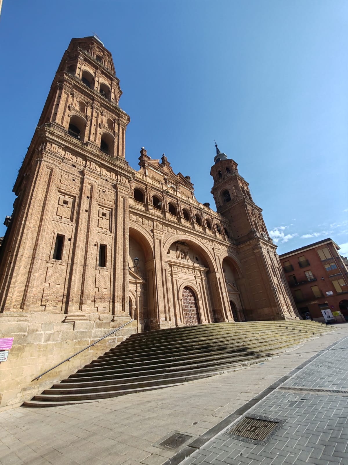 Alfaro con niños
