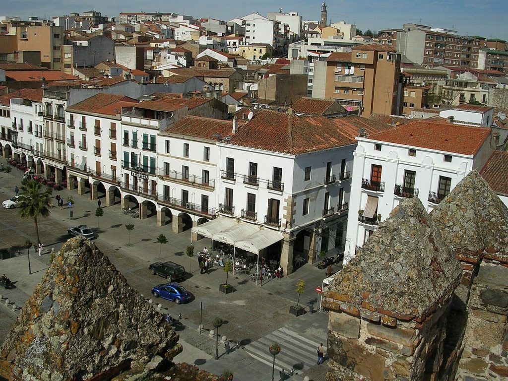 Plaza Mayor de Cáceres con la muralla al fondo