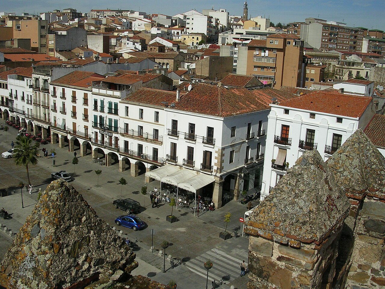 Plaza Mayor de Cáceres con la muralla al fondo