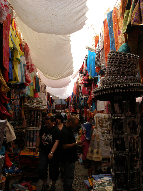 Alcaicería de Granada con puestos tradicionales