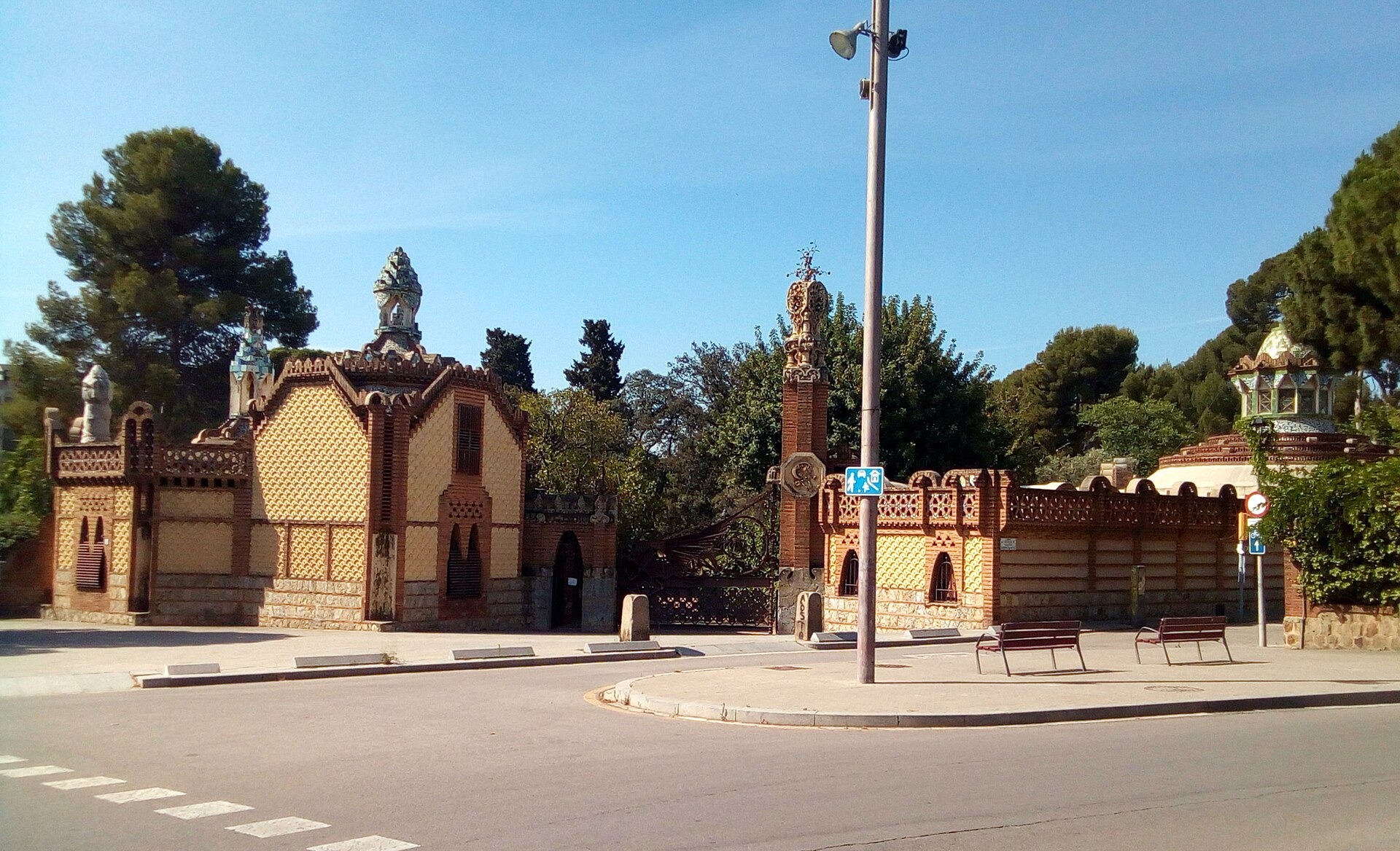 Porta Gaudí de la Facultat de Farmàcia i Ciències de l’Alimentació - qué ver en Barcelona