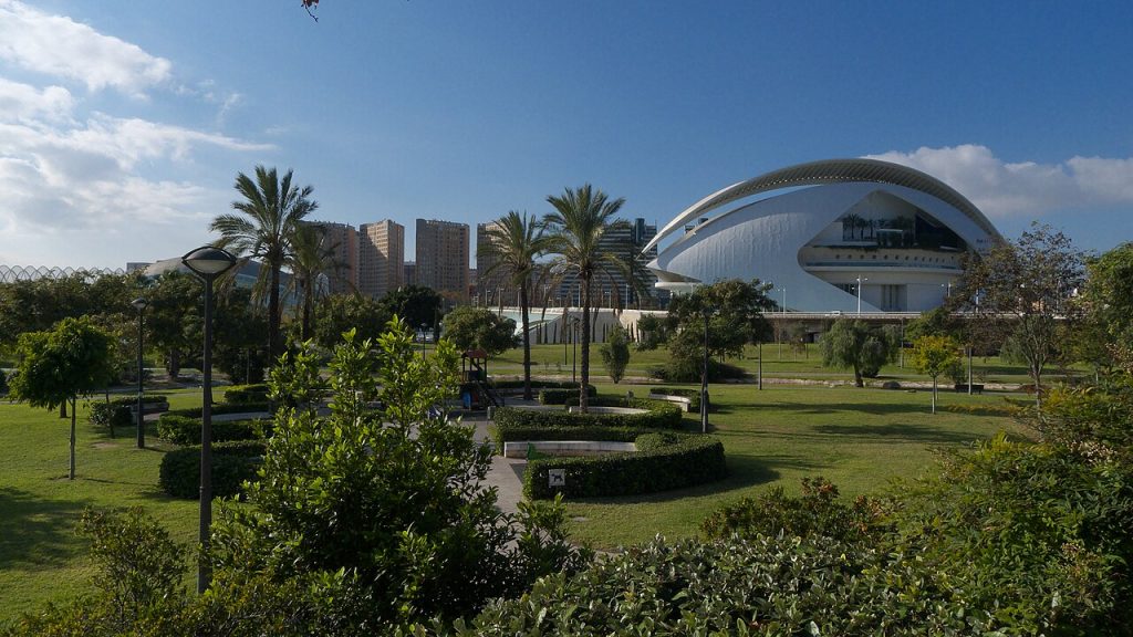 Familia paseando por el Jardín del Turia en Valencia