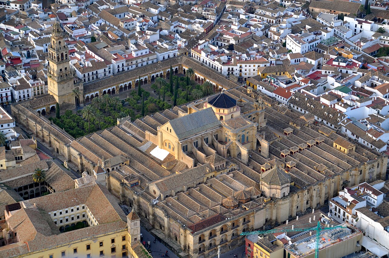 Interior de la Mezquita-Catedral de Córdoba con sus arcadas de arcos bicolores